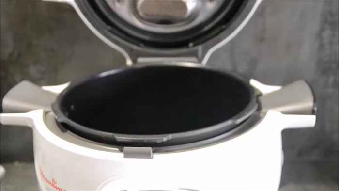 Ajoutez la préparation de votre gâteau dans le moule.