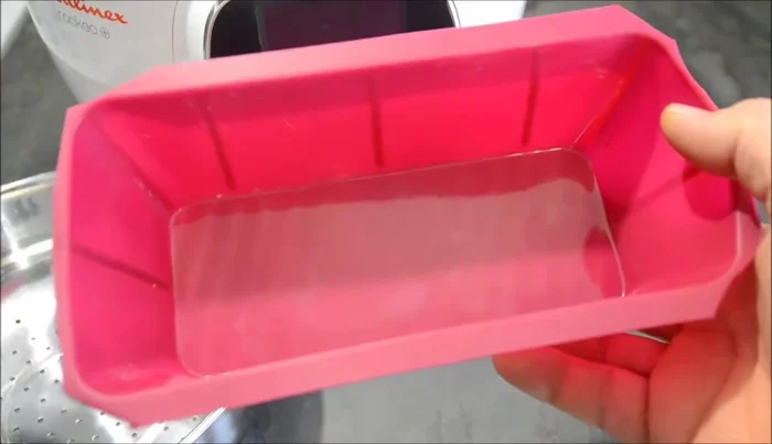 Trouvez un moule à cake en silicone de 20cm. Si les bords sont trop larges pour votre panier vapeur Cookeo (comme dans la vidéo), coupez délicatement les parties excédentaires aux deux extrémités.