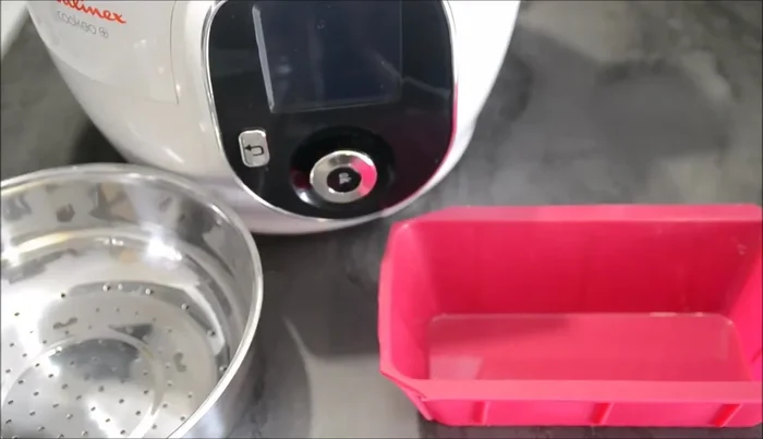 Posez le moule à cake en silicone (préparé à l'étape 1) sur le panier vapeur.