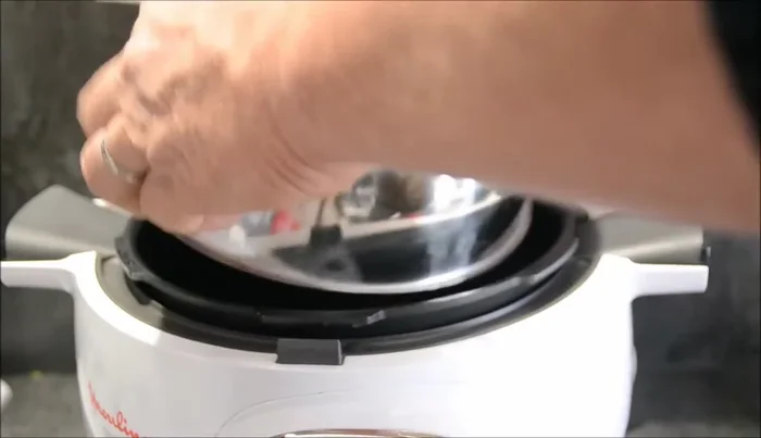 Remplissez la cuve de votre Cookeo d'eau.