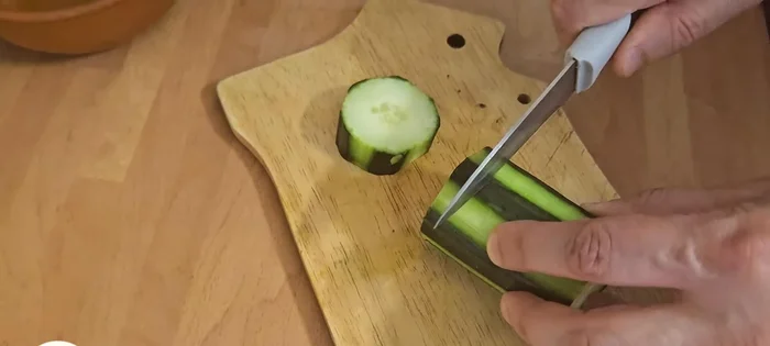 Couper le concombre en petits dés.