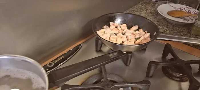 Assaisonner le saumon légèrement avec du sel, du poivre et des herbes de Provence.