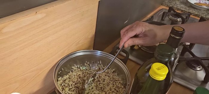 Égoutter le quinoa et le boulgour cuit et laisser refroidir légèrement.
