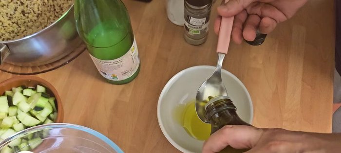Préparer la vinaigrette en mélangeant l'huile d'olive, le vinaigre balsamique, les herbes de Provence, du poivre, une pincée de sel et quelques gouttes de citron.