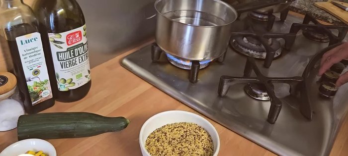 Faire bouillir de l'eau salée et cuire le mélange quinoa-boulgour pendant 10 à 15 minutes.