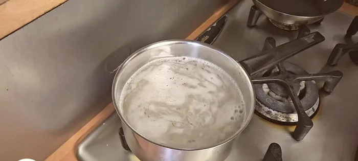 Pendant ce temps, couper le saumon en petits cubes après avoir enlevé la peau. Faire chauffer de l'huile d'olive dans une poêle et faire cuire le saumon quelques minutes en remuant régulièrement.