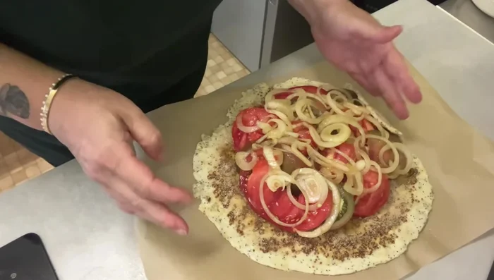 Rabattre les bords de la pâte.