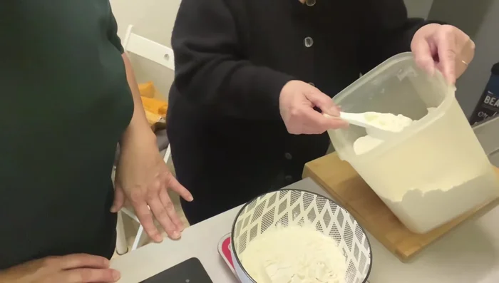 Préparer la pâte: Mélanger 220g de farine, 3 cuillères à soupe d'huile d'olive et 125g de fromage blanc. Ajouter 1 cuillère à café de graines de pavot.