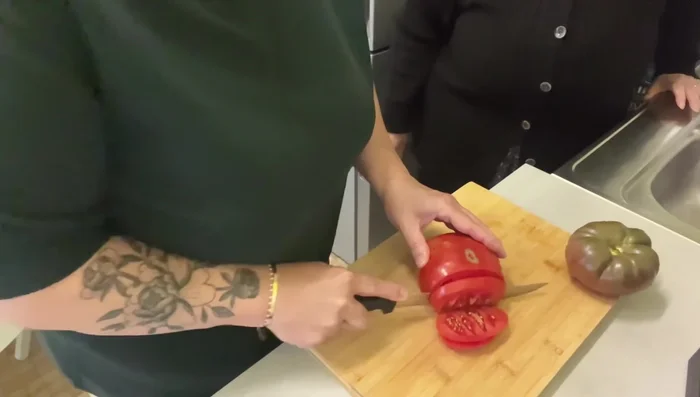 Couper les tomates en rondelles.
