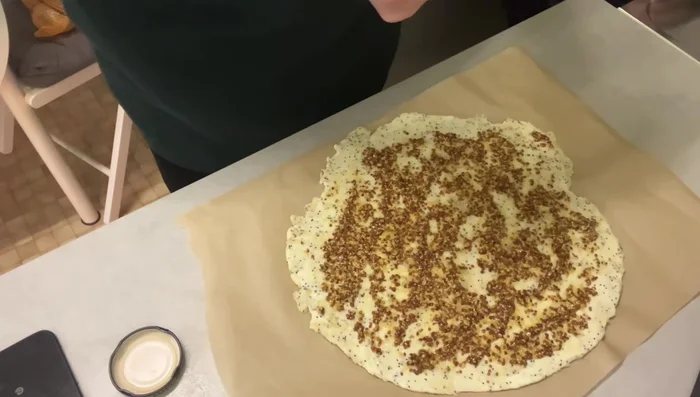 Étaler une couche de moutarde sur la pâte.