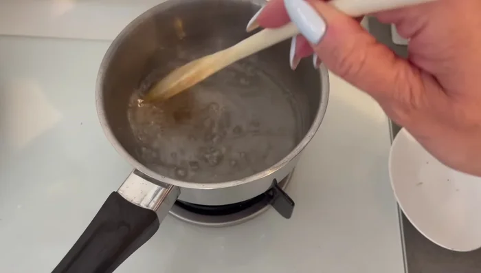 Préparez un sirop avec 50g d'eau et 50g de sucre (1365.76). Badigeonnez la babka chaude avec le sirop pour la faire briller (1458.36).