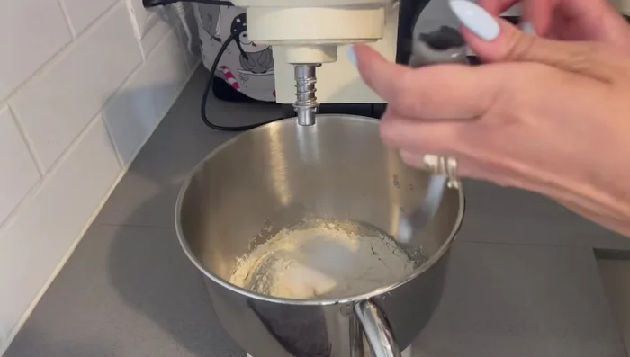 Incorporez la farine et le sel (587.519) au robot pâtissier muni du crochet (594.399). Mélangez à vitesse 2 pendant 2 minutes, puis à vitesse 3 pendant 2 minutes (622.72).