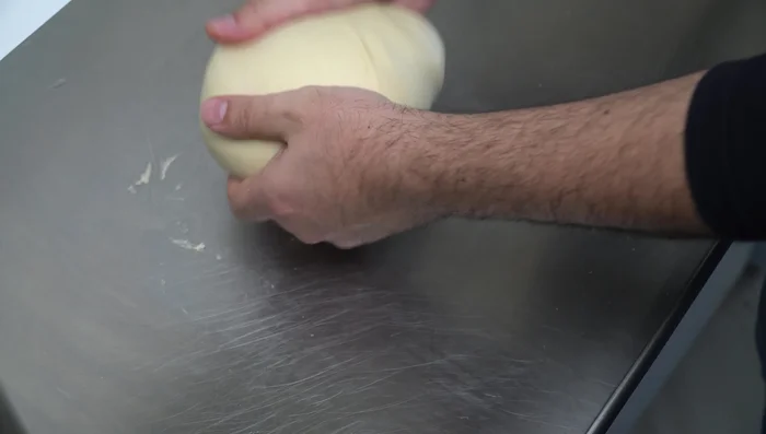Former une boule de pâte et laisser lever pendant environ 4 heures à température ambiante (279.88).