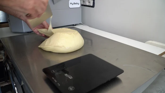 Diviser la pâte en morceaux de 100g chacun pour les brioches et réserver une partie de la pâte pour le tuppo (355.199).