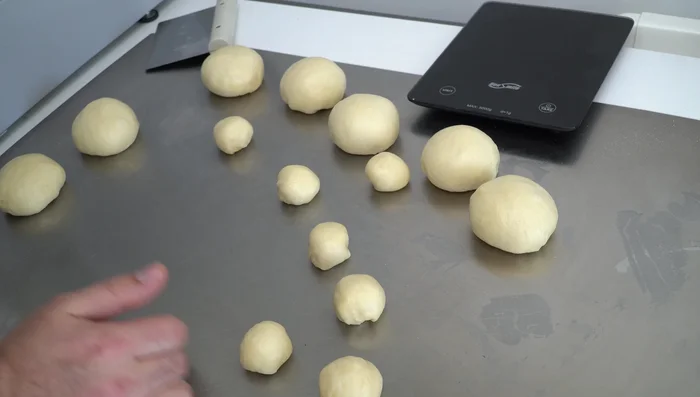 Disposer les brioches et le tuppo sur une plaque de cuisson recouverte de papier sulfurisé. Laisser reposer 10 minutes. (436.639)