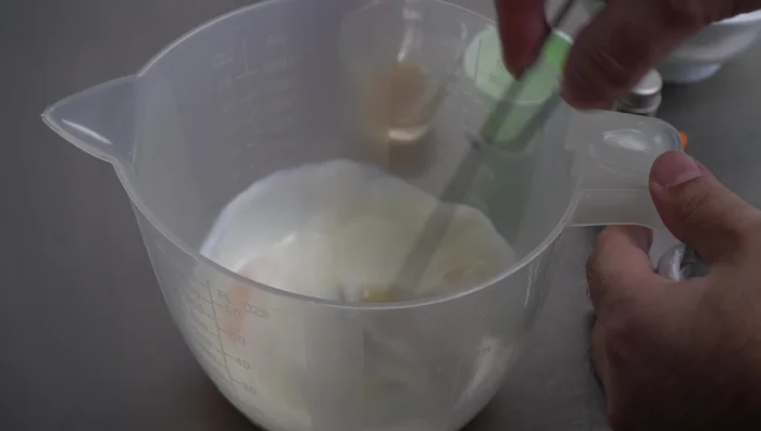 Dans un bol, mélanger les œufs entiers avec le lait pour une meilleure absorption par la farine. (42.44)