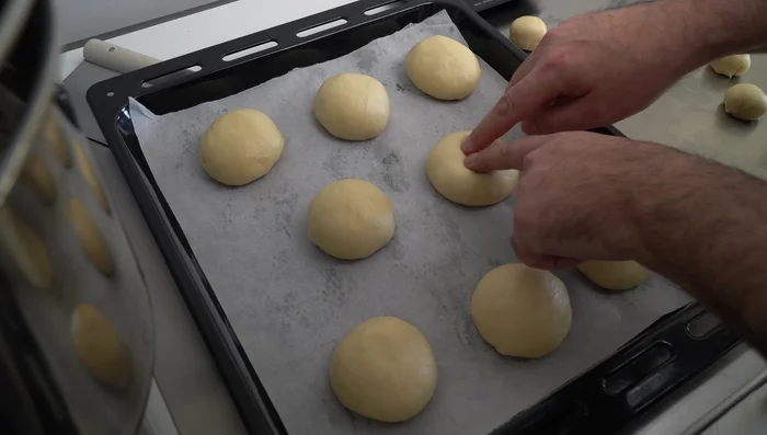 Créer un petit creux au sommet de chaque brioche pour y insérer le tuppo (448.039).