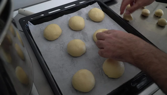 Insérer le tuppo dans chaque brioche. (454.199)