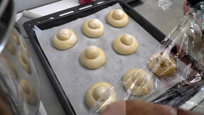 Laisser lever de nouveau les brioches pendant 3 heures dans un endroit chaud, jusqu'à ce qu'elles doublent de volume. (486.84)