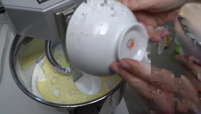 Ajouter le mélange lait-œufs, le sucre, le miel, l'arôme d'orange, la vanille et le sel. Pétrir à faible vitesse jusqu'à ce que tous les ingrédients soient bien mélangés. (79.72)