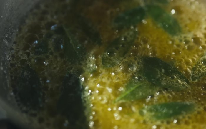 Préparation des pommes de terre : Épluchez et faites cuire les pommes de terre jusqu'à ce qu'elles soient tendres. (Pas de temps précis indiqué dans la transcription)