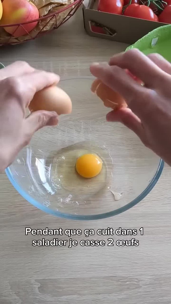 Dans un saladier, casser deux œufs.
