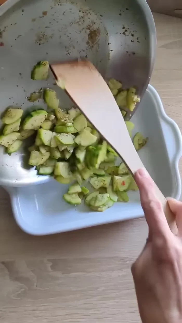 Verser les courgettes précuites dans le fond du plat gratin.