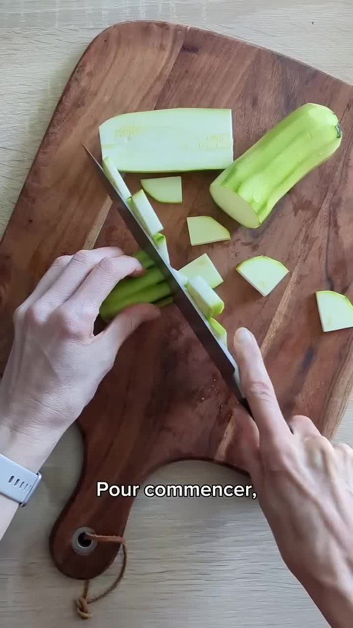 Découper une courgette en petits morceaux.