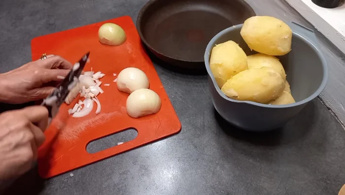 Couper les oignons finement et les faire revenir dans une poêle avec du beurre et de l'huile jusqu'à ce qu'ils soient bien caramélisés.