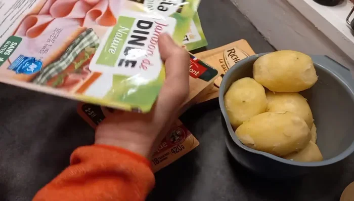 Ajouter le fromage à raclette et laisser fondre.