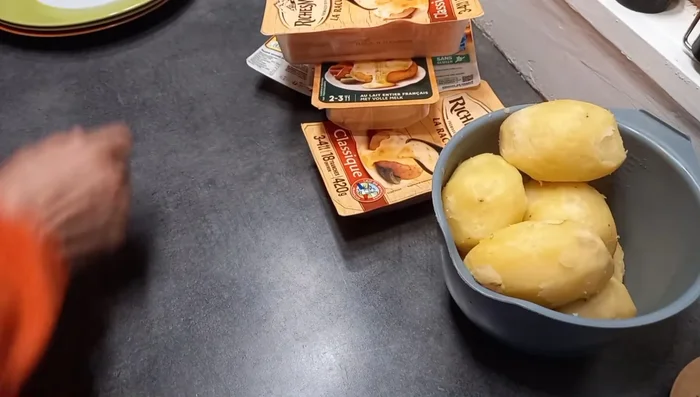 Couper les pommes de terre en quartiers.