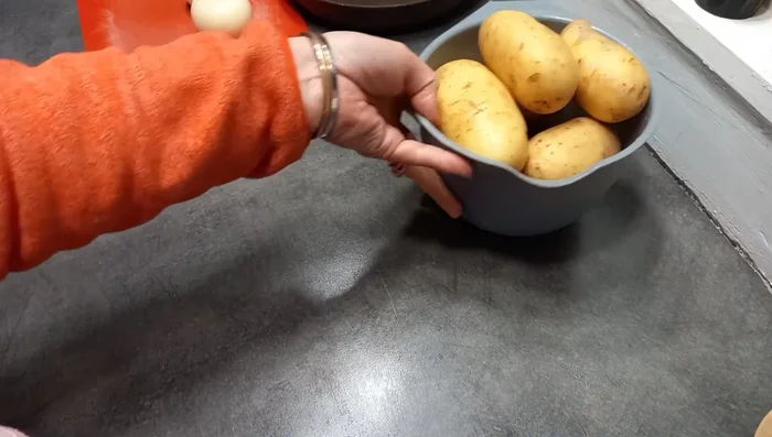 Laver les pommes de terre. Les faire bouillir dans de l'eau salée.
