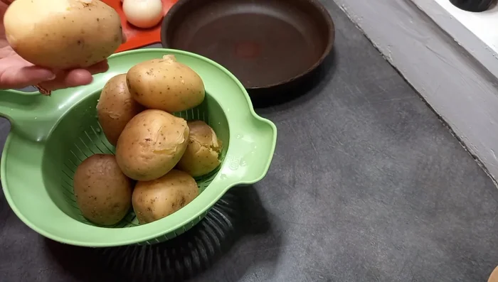 Éplucher les pommes de terre (facultatif, selon les préférences).