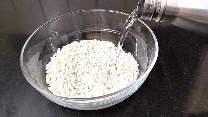 Faire tremper le riz soufflé dans l'eau jusqu'à ce qu'il ramollisse.
