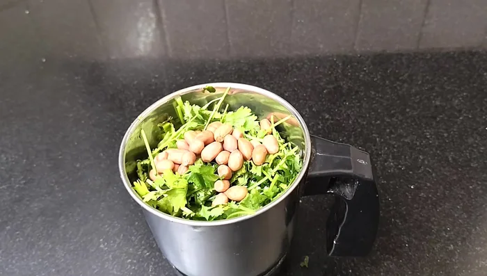 Préparer le chutney : mixer la coriandre, la corne Dana, les piments verts, le cumin, le cumin rouge, le piment, le sel, et le jus de citron.
