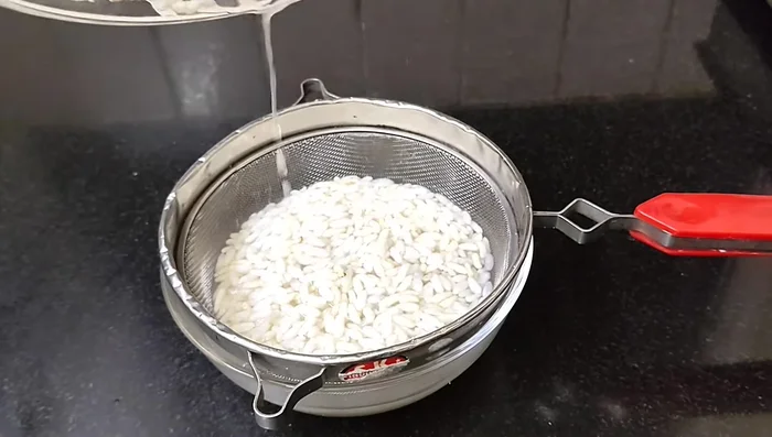 Égoutter le riz soufflé.