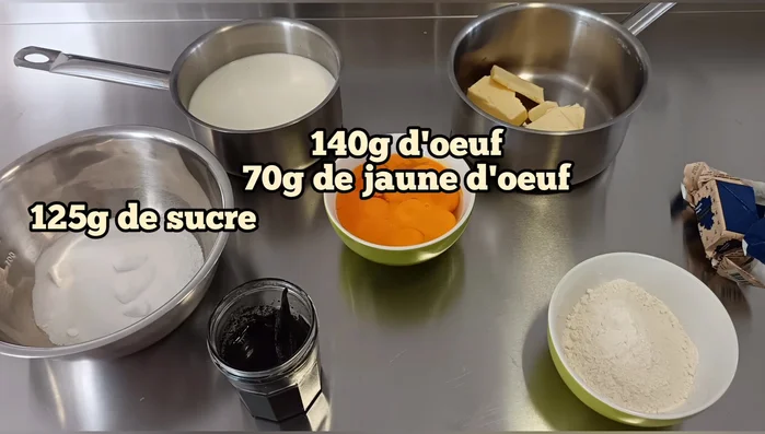 Préparer la pâte à clafoutis : Faire chauffer le lait. Dans un saladier, mélanger le sucre, les jaunes et les œufs entiers.