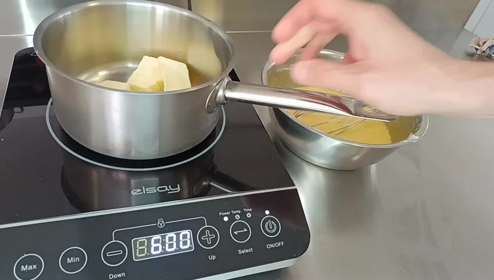 Faire un beurre noisette : Faire fondre le beurre à feu doux jusqu'à ce qu'il soit doré.