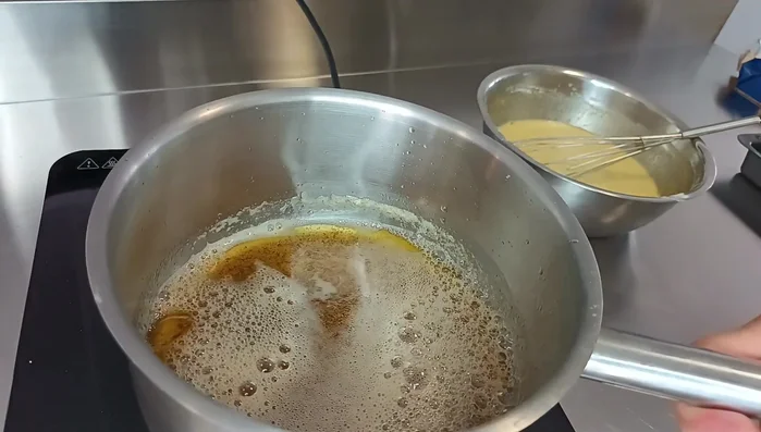 Incorporer le beurre noisette à la pâte à clafoutis en plusieurs fois pour éviter de faire cuire les œufs.