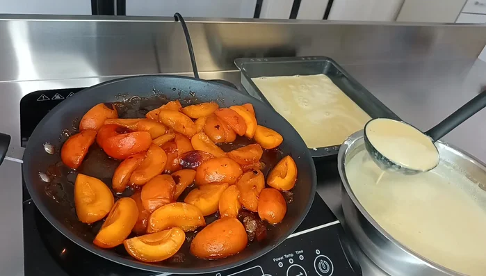 Verser un tiers de la pâte dans le moule, ajouter un tiers des abricots, recouvrir d'une autre couche de pâte et terminer par les abricots restants.