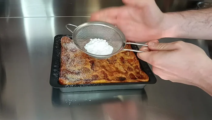 Une fois refroidi, saupoudrer de sucre glace et décorer avec des abricots (facultatif).