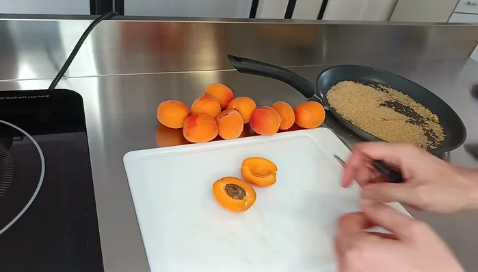 Couper les abricots en deux et enlever les noyaux. Couper ensuite les demi-abricots en deux.