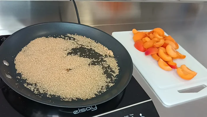 Faire un caramel avec la cassonade dans une poêle à feu doux.