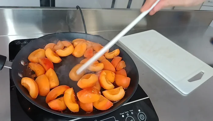 Ajouter les abricots au caramel et mélanger. Ajouter un peu d'eau pour aider à la cuisson (environ 20g). Cuire 3 à 4 minutes pour colorer les abricots.