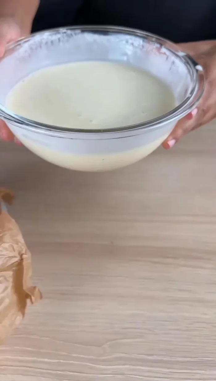 Verser le mélange dans un moule à gâteau préalablement préparé (tapissé de papier sulfurisé froissé pour une meilleure adhérence).