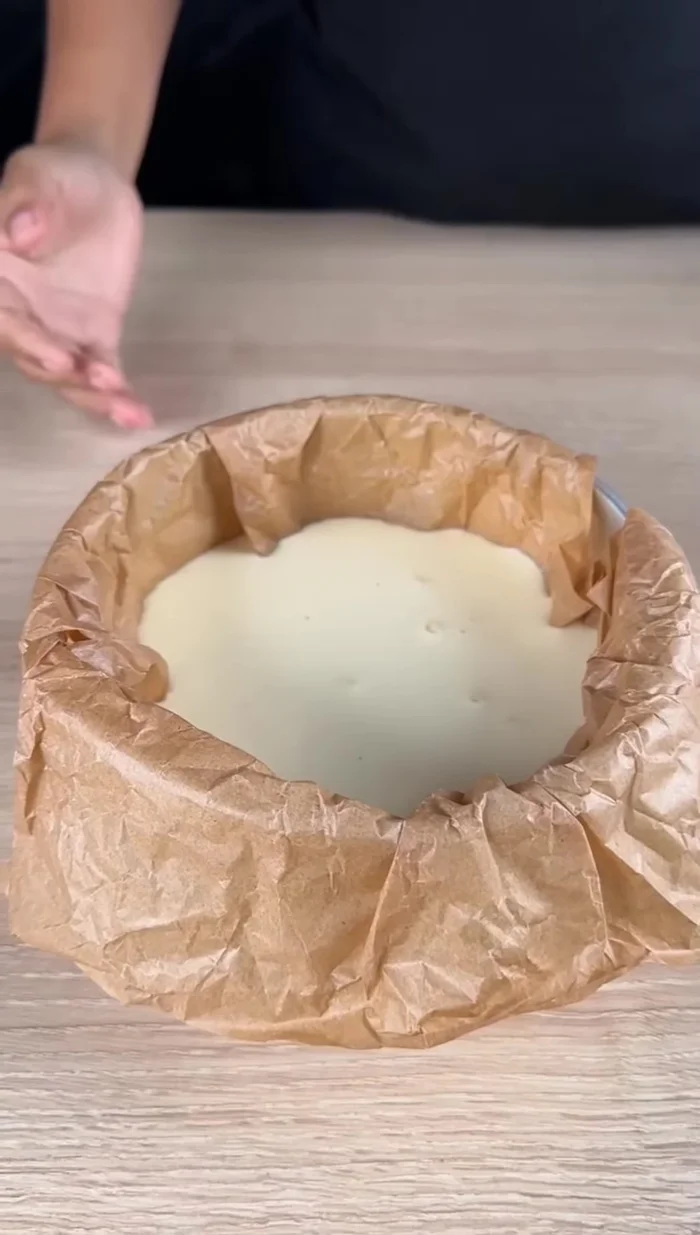 Enfourner à 180°C pendant 40 minutes, ou jusqu'à ce que le gâteau soit doré et ferme au toucher.