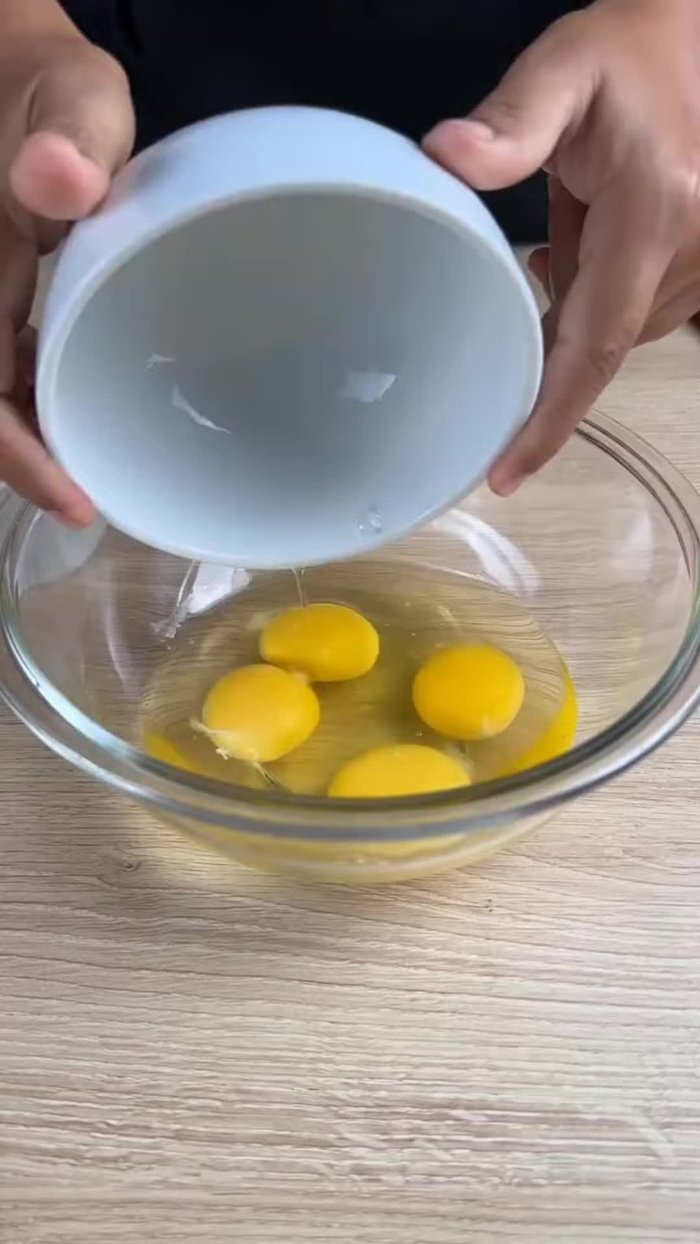 Dans un grand bol, battre les 4 œufs frais au fouet manuel pendant environ 4 minutes jusqu'à ce qu'ils soient mousseux et bien aérés. (Il est important de bien battre pour un gâteau plus savoureux)