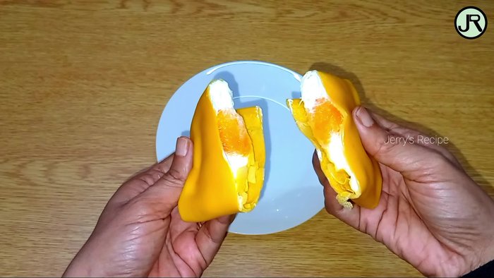 Faire chauffer une poêle à crêpes.