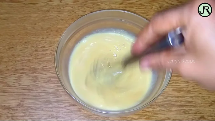 Rouler ou plier les crêpes.